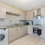 펜션 Spacious 4-bed Near Cribbs &