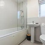 Spacious 4-bed Near Cribbs & * 브리스틀