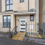 Holiday home Spacious 4-bed Near Cribbs & Bristol