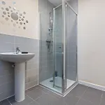 Spacious 4-bed Near Cribbs & * Bristol