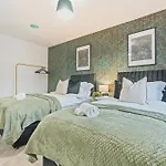 Spacious 4-bed Near Cribbs & Holiday home Bristol