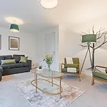 Spacious 4-bed Near Cribbs & * Бристоль