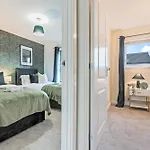 Spacious 4-bed Near Cribbs & Holiday home