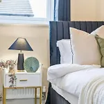 Spacious 4-bed Near Cribbs & *