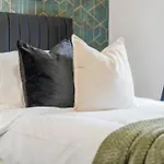 Spacious 4-bed Near Cribbs & * 브리스틀
