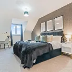 Spacious 4-bed Near Cribbs & *