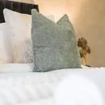 Дом отдыха Spacious 4-bed Near Cribbs & *