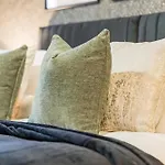Дом отдыха Spacious 4-bed Near Cribbs &