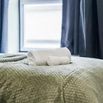 Spacious 4-bed Near Cribbs & * Бристоль