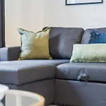 Spacious 4-bed Near Cribbs & Bristol