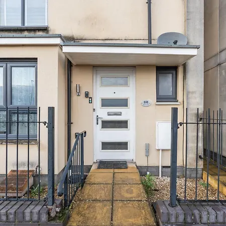 בית נופש Spacious 4-bed Near Cribbs &