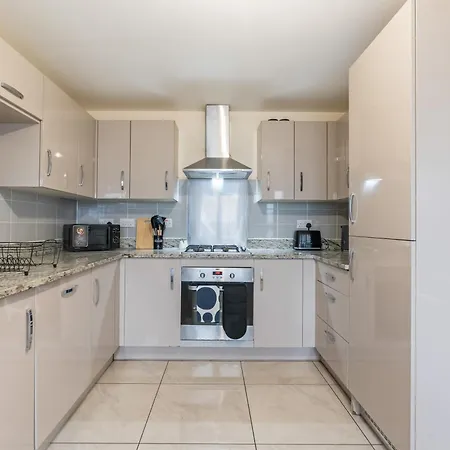 Spacious 4-bed Near Cribbs & 브리스틀