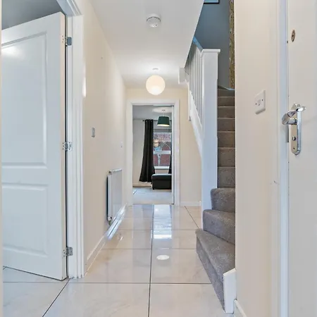 Spacious 4-bed Near Cribbs & בית נופש *