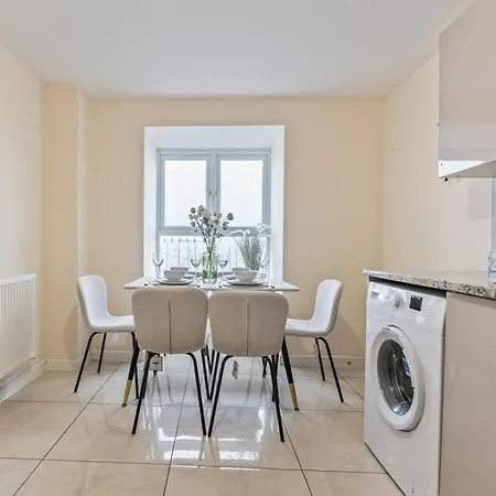 Spacious 4-bed Near Cribbs & בית נופש *