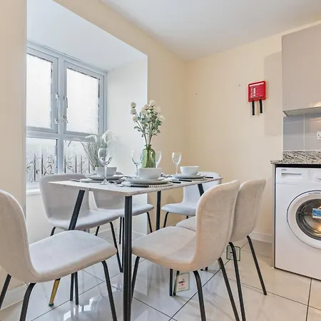 Spacious 4-bed Near Cribbs &