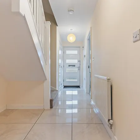 Spacious 4-bed Near Cribbs & *