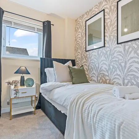 Spacious 4-bed Near Cribbs & * ブリストル