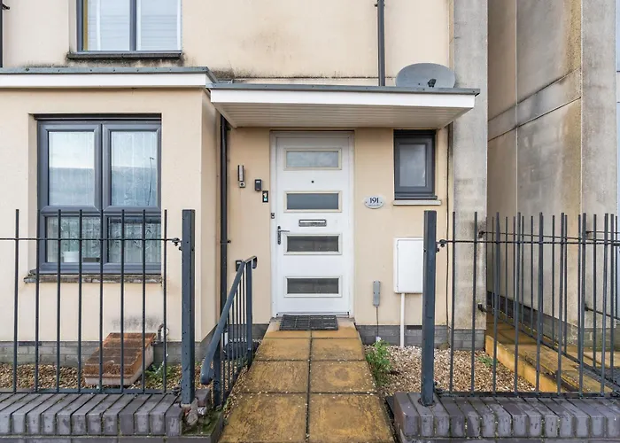 בית נופש Spacious 4-bed Near Cribbs &