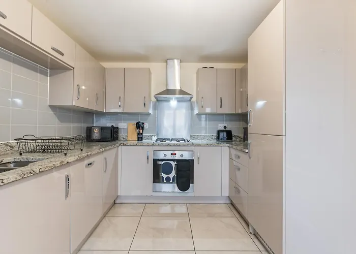 Spacious 4-bed Near Cribbs & 브리스틀