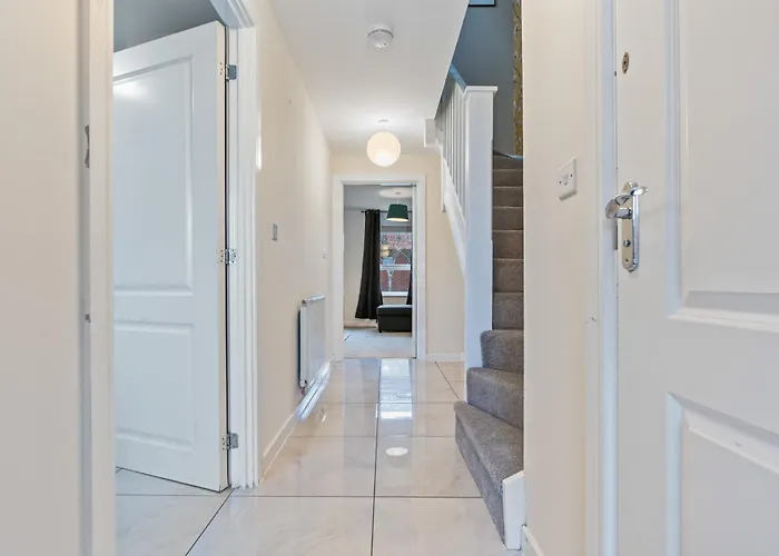 Spacious 4-bed Near Cribbs & בית נופש *