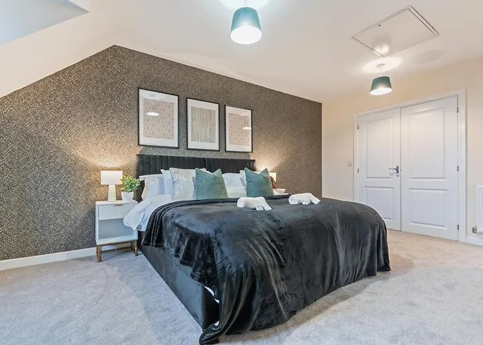 Spacious 4-bed Near Cribbs & *