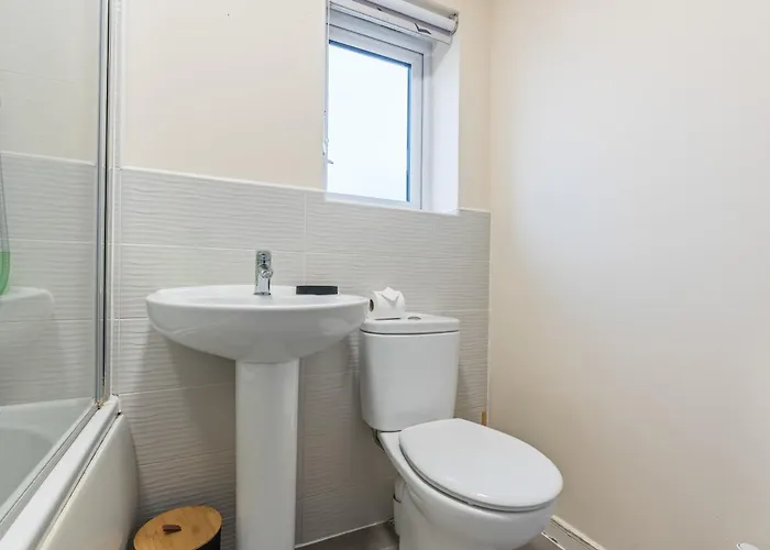 Spacious 4-bed Near Cribbs &