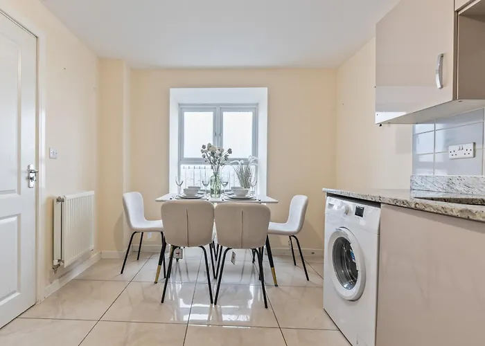 Spacious 4-bed Near Cribbs & בית נופש *