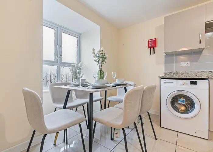 Spacious 4-bed Near Cribbs &