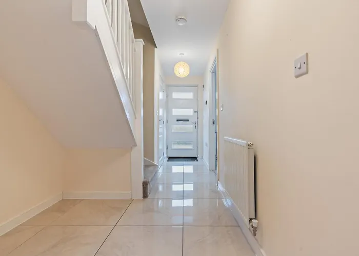 Spacious 4-bed Near Cribbs & *