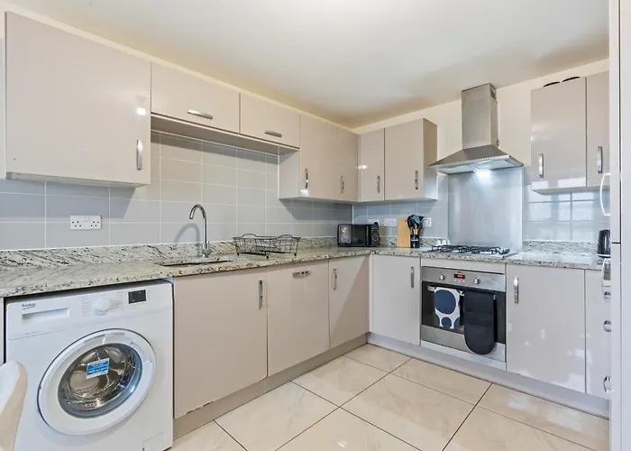 בית נופש Spacious 4-bed Near Cribbs &
