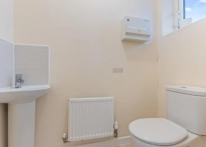 펜션 Spacious 4-bed Near Cribbs & *