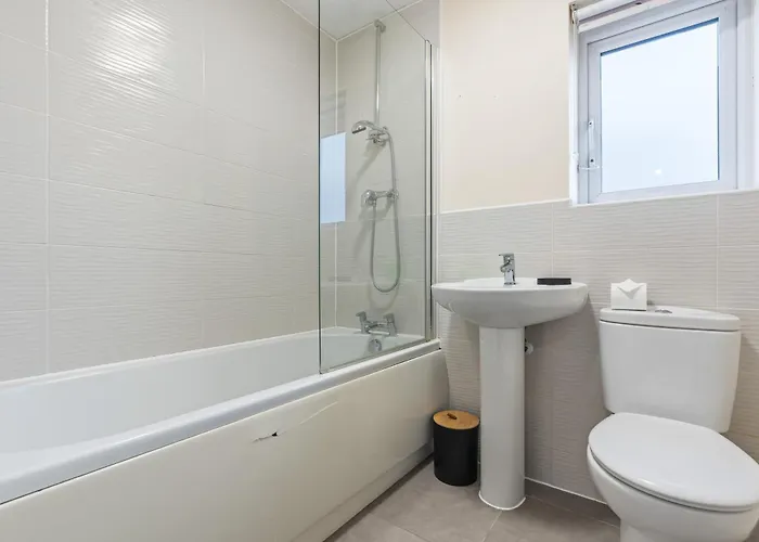 Spacious 4-bed Near Cribbs & * בריסטול