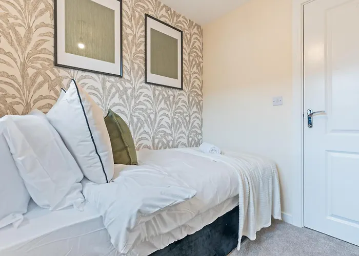 Spacious 4-bed Near Cribbs & 브리스틀