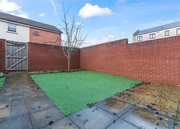 Spacious 4-bed Near Cribbs & בית נופש