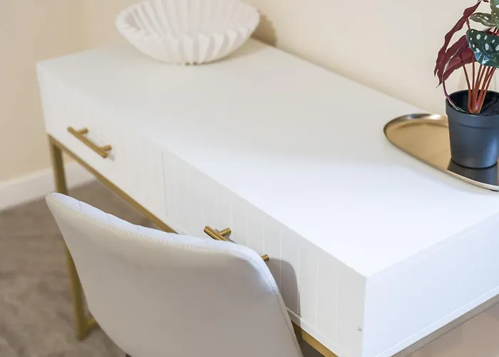 Spacious 4-bed Near Cribbs & * בריסטול