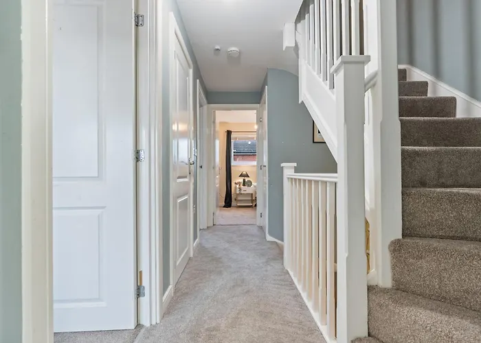 Spacious 4-bed Near Cribbs & 펜션 *