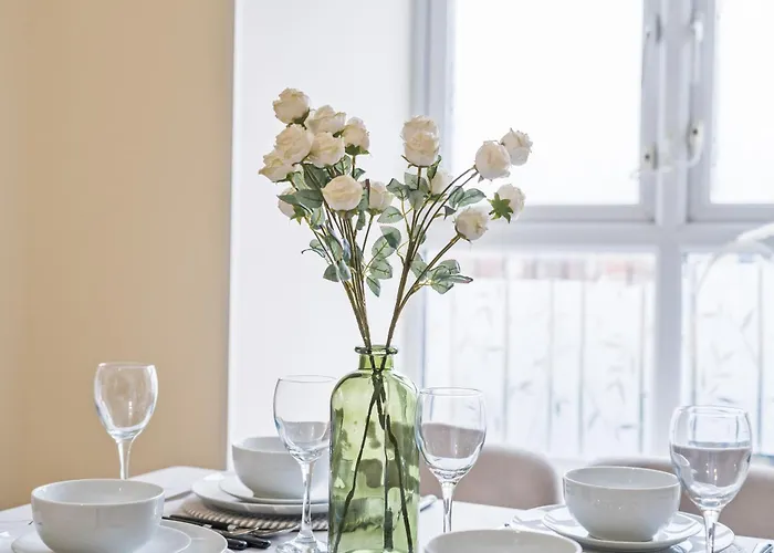 Spacious 4-bed Near Cribbs & *