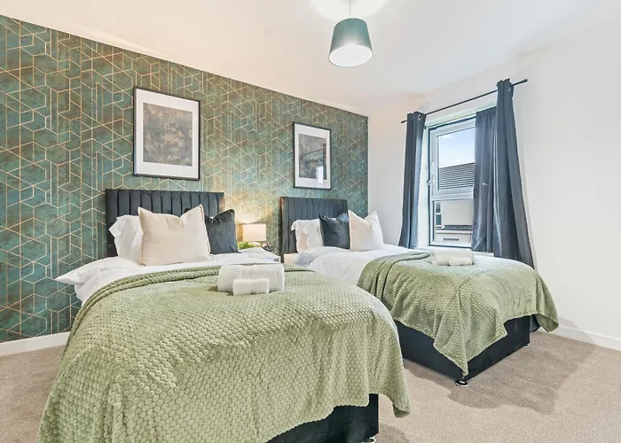 Spacious 4-bed Near Cribbs & *