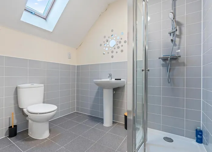 בית נופש Spacious 4-bed Near Cribbs & בריסטול