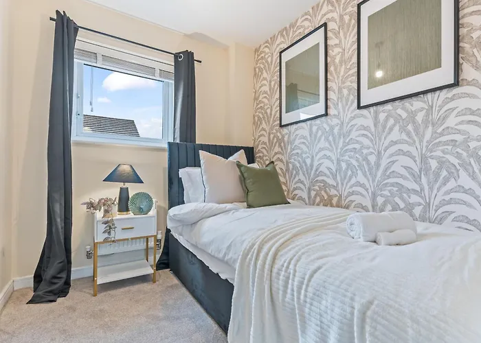 Spacious 4-bed Near Cribbs & * בריסטול