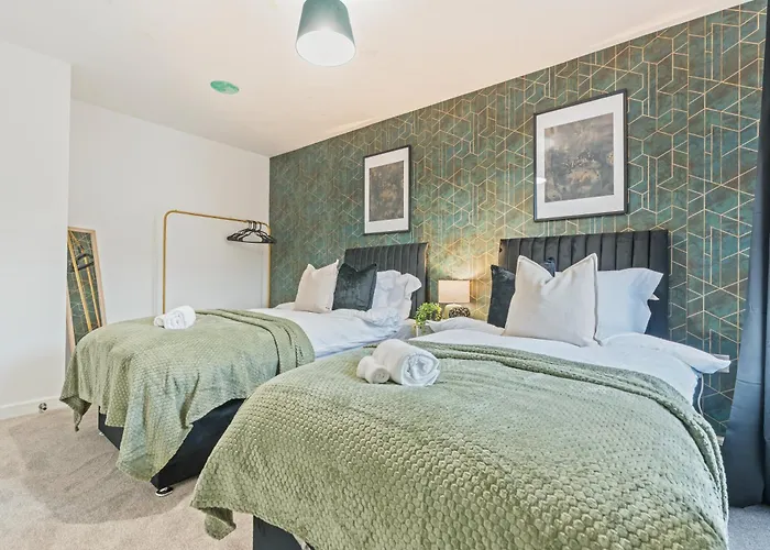 Spacious 4-bed Near Cribbs & בית נופש בריסטול