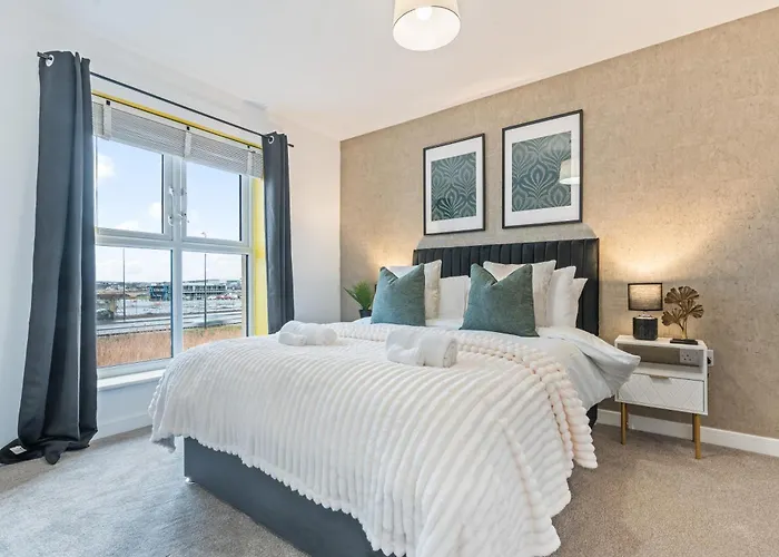 Spacious 4-bed Near Cribbs & בית נופש *