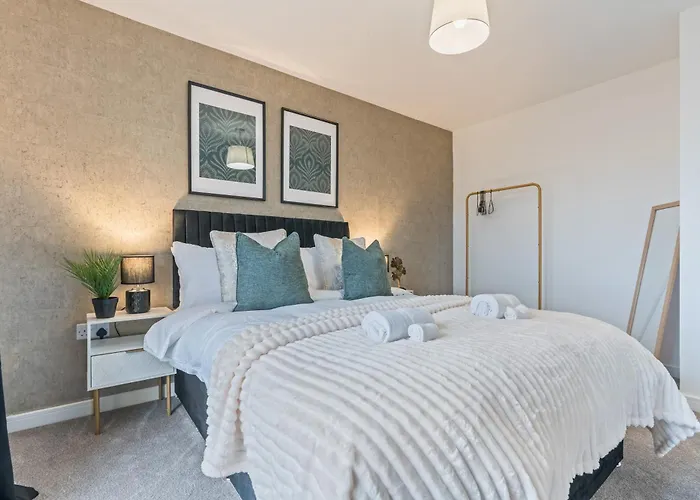 בית נופש Spacious 4-bed Near Cribbs & בריסטול