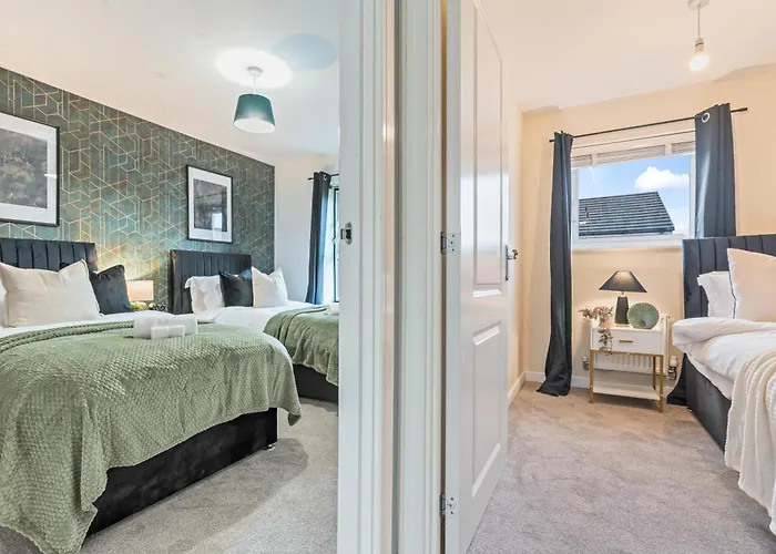 Spacious 4-bed Near Cribbs & בית נופש