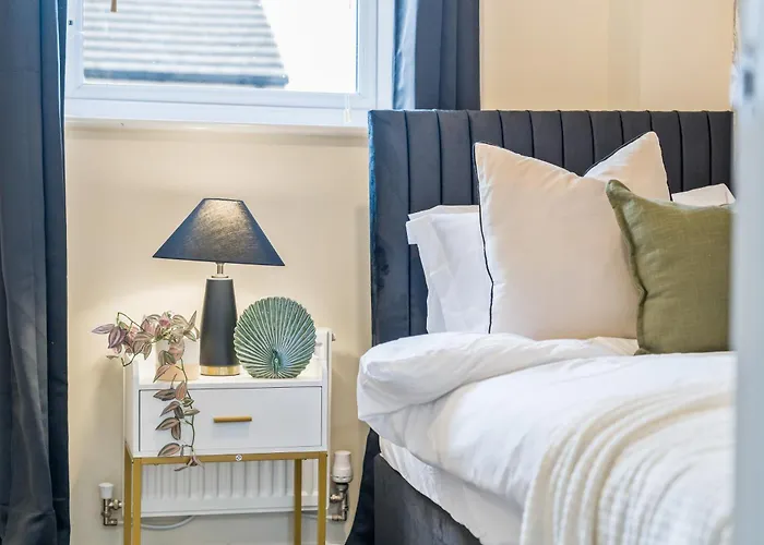 Spacious 4-bed Near Cribbs & *