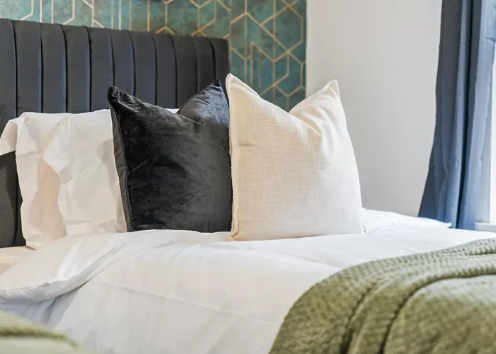 Spacious 4-bed Near Cribbs & * 브리스틀