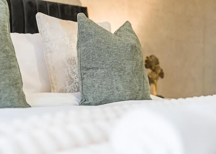 펜션 Spacious 4-bed Near Cribbs & *