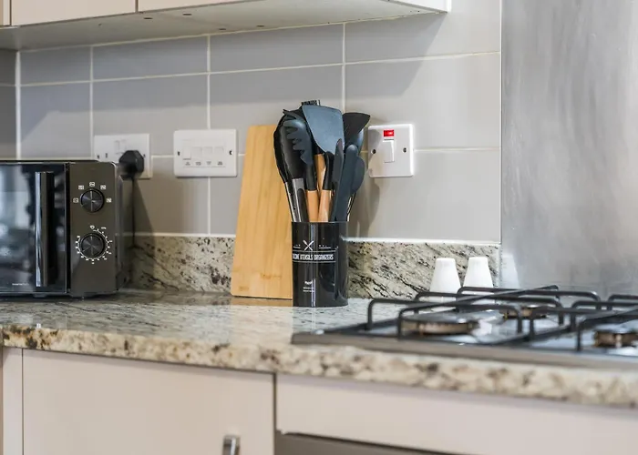 펜션 Spacious 4-bed Near Cribbs &