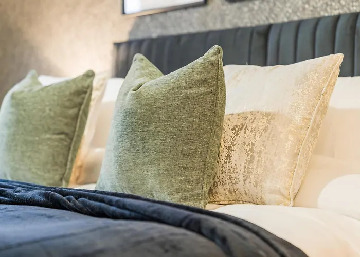 펜션 Spacious 4-bed Near Cribbs &