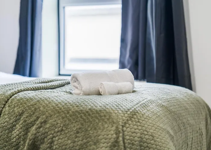 Spacious 4-bed Near Cribbs & * בריסטול